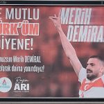 Nevşehir Belediye Başkanı Rasim Arı, bozkurt işareti yaptığı için 2 maç cezalı olan Merih Demiral’e şehrin dört bir yanına reklam panolarıyla destek verdi – GÜNDEM