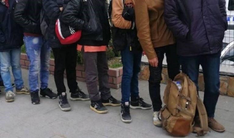 Ülkeye kaçak girerken yakalandılar!