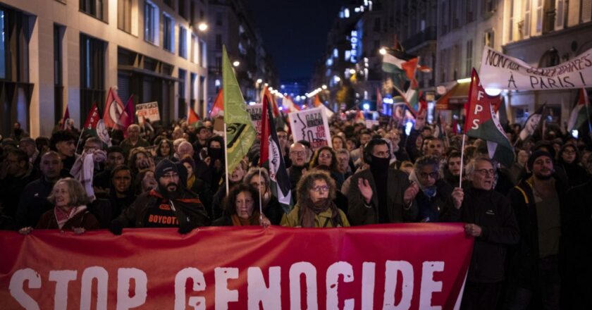 Binlerce protestocu Fransa-İsrail futbol maçı öncesinde Paris'te yürüdü