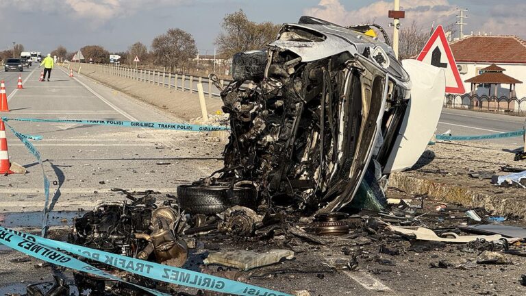 Konya'da otomobil trafik adasına çarpıp devrildi: 3 ölü