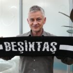 Son dakika spor haberleri | Beşiktaş’ın görüşmelere başladığını ve resmi imza için İstanbul’a geldiğini açıklayan Ole Gunnar Solskjaer, Juventus kulübünün sosyal medya hesabından yayınlanan açıklamada, görevine başlamayı sabırsızlıkla beklediğini söyledi. Kulübün yetkilileriyle tanışmaktan duyduğu memnuniyeti dile getiren Solksjaer, “Herkes gülümsüyor” dedi. Kendimi evimde hissediyorum. Çok heyecanlıyım. Bu benim için büyük bir zorluk. Bu harika bir geçmişi olan harika bir topluluk. Başkanla görüştüğümüz projeyi kalbime çok yakın hissettim. Çünkü başkanımızın futbolla ilgili söyledikleri beni gerçekten etkiledi” dedi. 51 yaşındaki teknik adam, Beşiktaş taraftarına da değinerek şunları söyledi: Taraftarlarımız çok önemli. Bunu yönetim kurulumuzla da konuşuyorduk. İnanılmaz derecede tutkulular. Norveç’te çocuklarımın yaşadığı bir restoran var. Orada birçok Türk arkadaşım var. Bana her zaman hayranlardan bahsettiler. Arild Stavrum benim çocukluk arkadaşımdır, daha önce Beşiktaş’ta forma giymişti. Aynı şey Ronny Johnsen için de geçerli. Buradaki bazı taraftarlar bana Beşiktaş’a yakışır bir takım görmek istediklerini söyledi. Gerçekten harikalar. Gerçek futbol taraftarları. Takımlarını tüm kalbiyle destekleyen ve onları desteklemekten asla vazgeçmeyen büyük bir taraftardır.