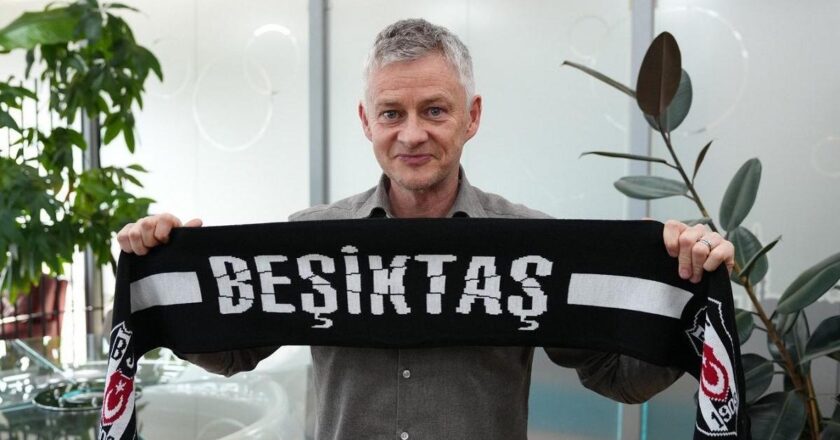 Son dakika spor haberleri | Beşiktaş’ın görüşmelere başladığını ve resmi imza için İstanbul’a geldiğini açıklayan Ole Gunnar Solskjaer, Juventus kulübünün sosyal medya hesabından yayınlanan açıklamada, görevine başlamayı sabırsızlıkla beklediğini söyledi. Kulübün yetkilileriyle tanışmaktan duyduğu memnuniyeti dile getiren Solksjaer, “Herkes gülümsüyor” dedi. Kendimi evimde hissediyorum. Çok heyecanlıyım. Bu benim için büyük bir zorluk. Bu harika bir geçmişi olan harika bir topluluk. Başkanla görüştüğümüz projeyi kalbime çok yakın hissettim. Çünkü başkanımızın futbolla ilgili söyledikleri beni gerçekten etkiledi” dedi. 51 yaşındaki teknik adam, Beşiktaş taraftarına da değinerek şunları söyledi: Taraftarlarımız çok önemli. Bunu yönetim kurulumuzla da konuşuyorduk. İnanılmaz derecede tutkulular. Norveç’te çocuklarımın yaşadığı bir restoran var. Orada birçok Türk arkadaşım var. Bana her zaman hayranlardan bahsettiler. Arild Stavrum benim çocukluk arkadaşımdır, daha önce Beşiktaş’ta forma giymişti. Aynı şey Ronny Johnsen için de geçerli. Buradaki bazı taraftarlar bana Beşiktaş’a yakışır bir takım görmek istediklerini söyledi. Gerçekten harikalar. Gerçek futbol taraftarları. Takımlarını tüm kalbiyle destekleyen ve onları desteklemekten asla vazgeçmeyen büyük bir taraftardır.