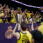 THY EuroLeague şampiyonu Fenerbahçe Beko yurda döndü! Taraftardan coşkulu karşılama…