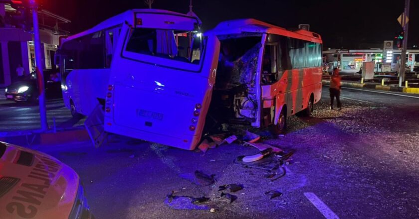 Antalya’da 3 midibüsün karıştığı kazada 6 kişi yaralandı