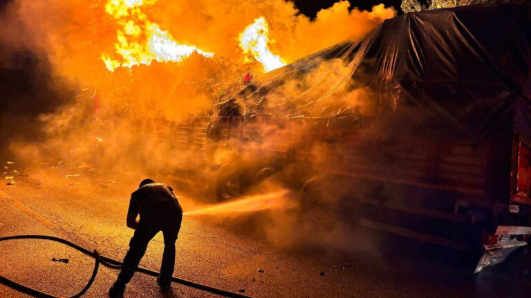 Çorum’da seyir halindeki çöp yüklü TIR alev alev yandı! – Son Dakika Türkiye Haberleri