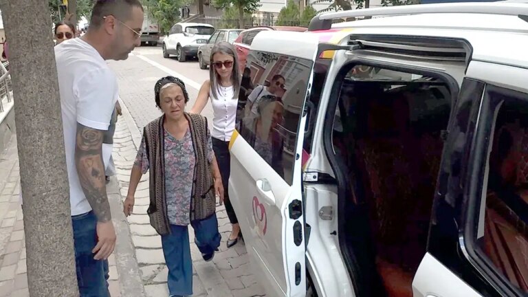 Avcılar’da ev sahibinin eşyalarını sokağa attığı 69 yaşındaki kadın, otele yerleştirildi – Son Dakika Türkiye Haberleri