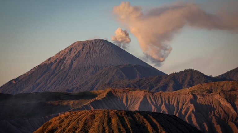 Endonezya’daki Semeru Yanardağı’nda 2 patlama meydana geldi