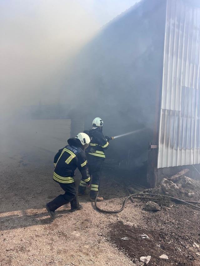 Çiftliğin ateşinde, saman balyaları alevlere teslim oldu 3