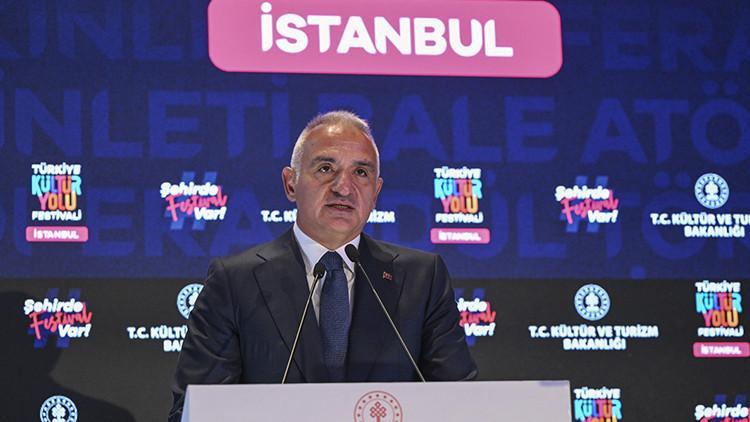 Bakan Ersoy İstanbul Kültür Yolu Festivali sergilerini gezdi