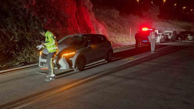Araba tarafından posterior olarak yatırılan bir motosiklet yoldan çıktı: 1 yaralı, 2