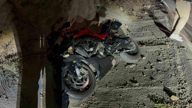 Araba tarafından posterior olarak yatırılan bir motosiklet yoldan çıktı: 1 yaralı, 3