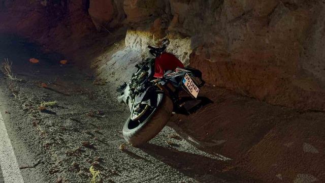 Bir araba tarafından posterior olarak yatırılan bir motosiklet yoldan çıktı: 1 yaralı, 4