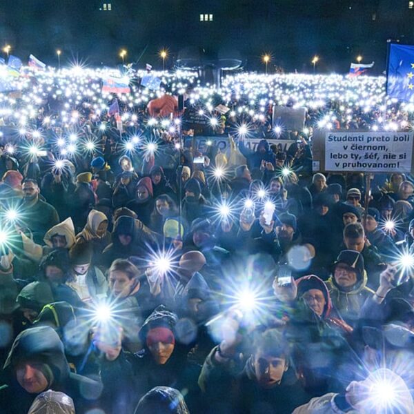 Kadife Devrimi’nin yıl dönümünde Slovaklar Fico’yu protesto etti