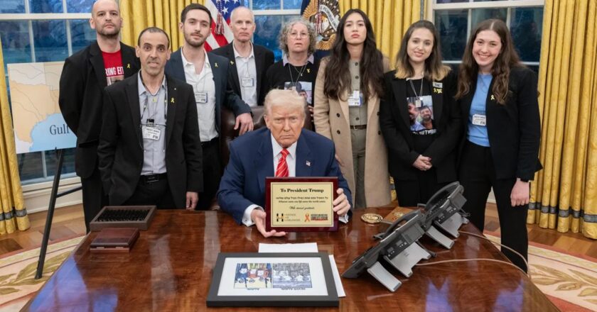 Trump, serbest bırakılan İsrailli esirler ve aileleriyle Beyaz Saray’da bir araya geldi