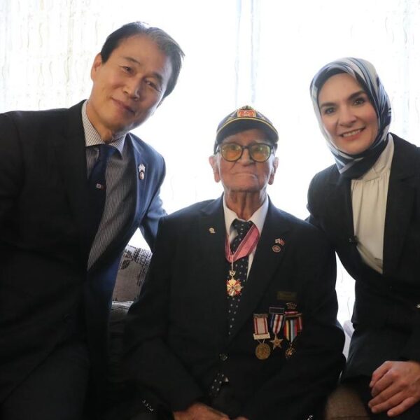 Bakan Göktaş, Güney Koreli Bakan ile Kore gazisi Osman Yaşar Eken’i ziyaret etti