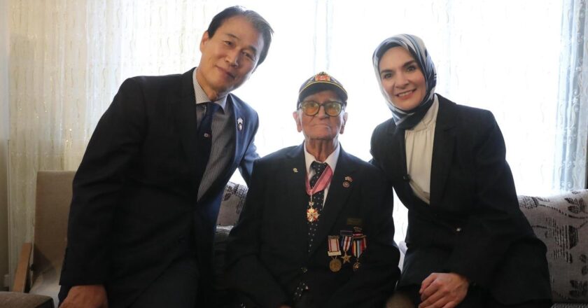 Bakan Göktaş, Güney Koreli Bakan ile Kore gazisi Osman Yaşar Eken’i ziyaret etti