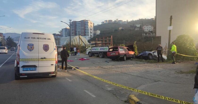 Büyükannenin ve torunlarının üzerine araç devrildi