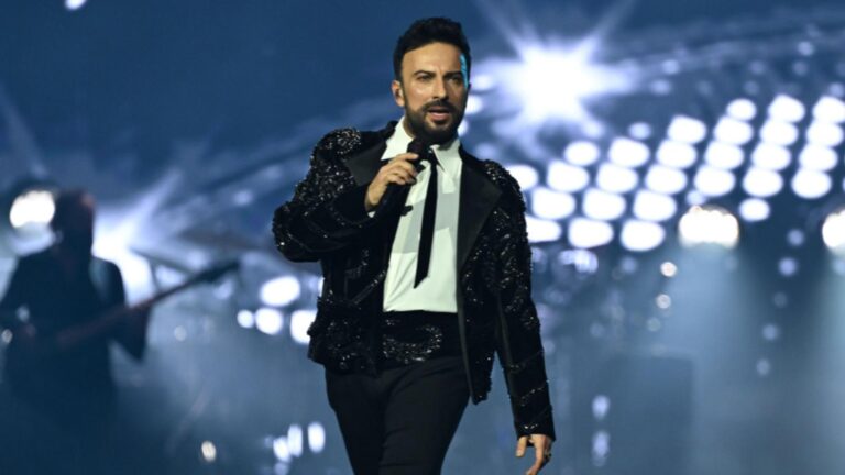 Tarkan lüks teknesinde tatilin keyfini sürüyor! Yeni imajı şaşırttı